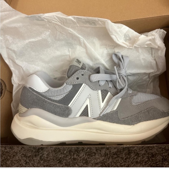 New Balance Shoes size 8.5 women’s and 7 men’s - Picture 5 of 7
